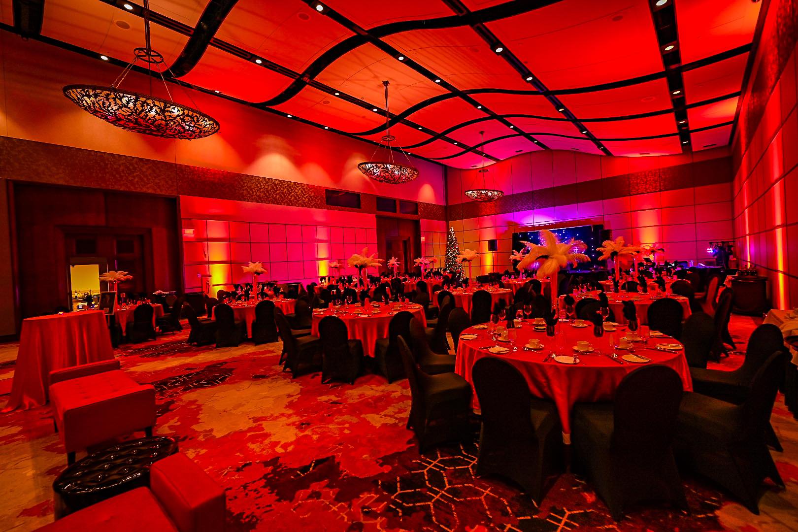 25e Anniversaire Remax Direct avec un thème Moulin Rouge